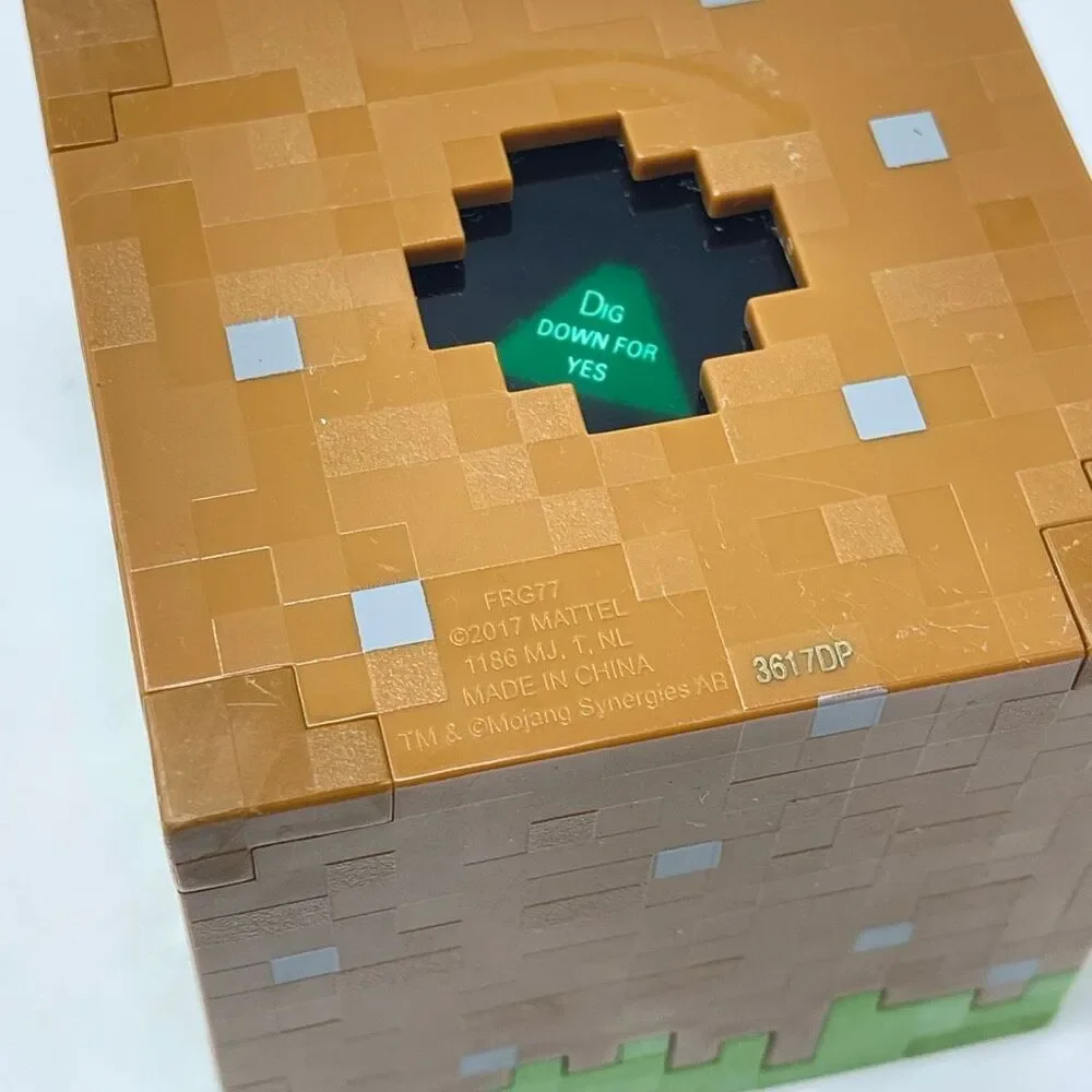 Minecraft Grass Block Magic 8 Cube Ball Toy Mojang Mattel 2017 Fortune Teller